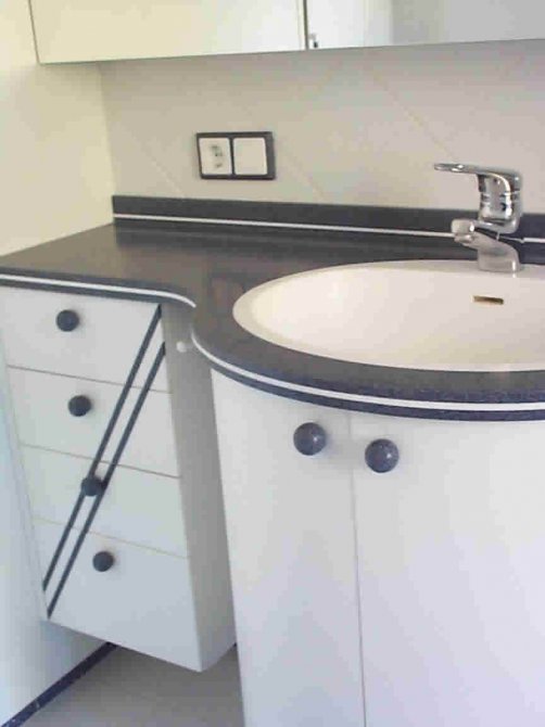 Badmoebel_mit_gewoelbter_Front